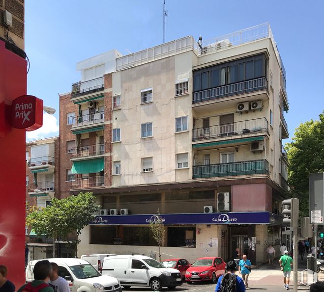 Local en alquiler y venta en Calle Alcalá, 332, Ciudad Lineal, Madrid, 28017 con persona, coche, camioneta, edificio, vehículo terrestre, rueda, cielo, neumático, ventana y vehículo alrededor