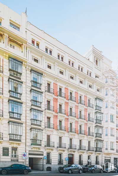 Oficina en alquiler en Paseo Castellana, 10, Salamanca, Madrid, 28046 con coche, edificio, vehículo terrestre, neumático, rueda, cielo, ventana, vehículo, infraestructura y bloque de pisos alrededor