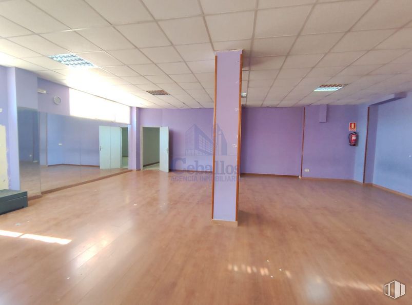 Retail for rent at Avenida Barcelona, Guadalajara, 19005 with hall, wood, flooring, floor, line, fixture, building, door, ceiling and hardwood around