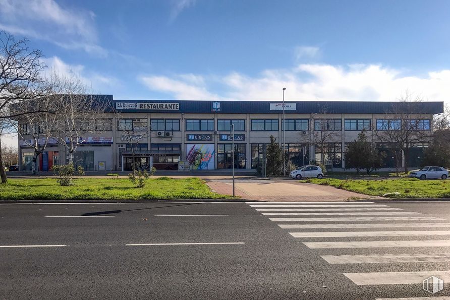 Local en alquiler en Avenida Industria, Fuenlabrada, Madrid, 28947 con edificio, planta, nube, cielo, árbol, superficie de la carretera, diseño urbano, hierba, paisaje y zona residencial alrededor