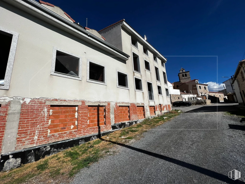 Land for sale at Casco urbano, Otero de Herreros, Segovia, 40422 with window, house, sky, building, plant, road surface, asphalt, neighbourhood, residential area and urban design around