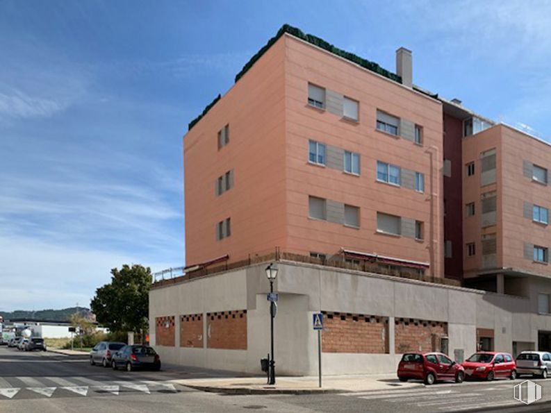 Retail for rent at Avenida de Francia, 26, Guadalajara, 19005 with car, building, sky, land vehicle, tire, cloud, wheel, window, vehicle and urban design around