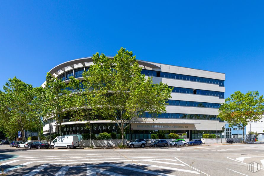 Oficina en alquiler en Edificio Cronos, Calle Cronos, 63, San Blas - Canillejas, Madrid, 28037 con edificio, cielo, planta, árbol, coche, diseño urbano, condominio, área residencial, sombra y barrio alrededor