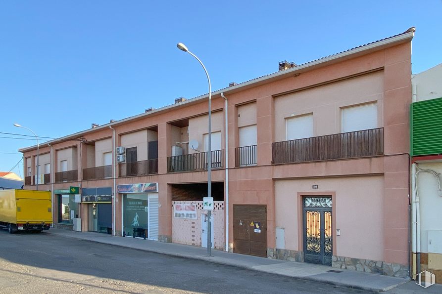 Local en alquiler y venta en Avenida Magallanes, 13, Santa Cruz de la Zarza, Toledo, 45370 con puerta, edificio, camión, cielo, luz de la calle, neumático, diseño urbano, rueda, ventana y área residencial alrededor