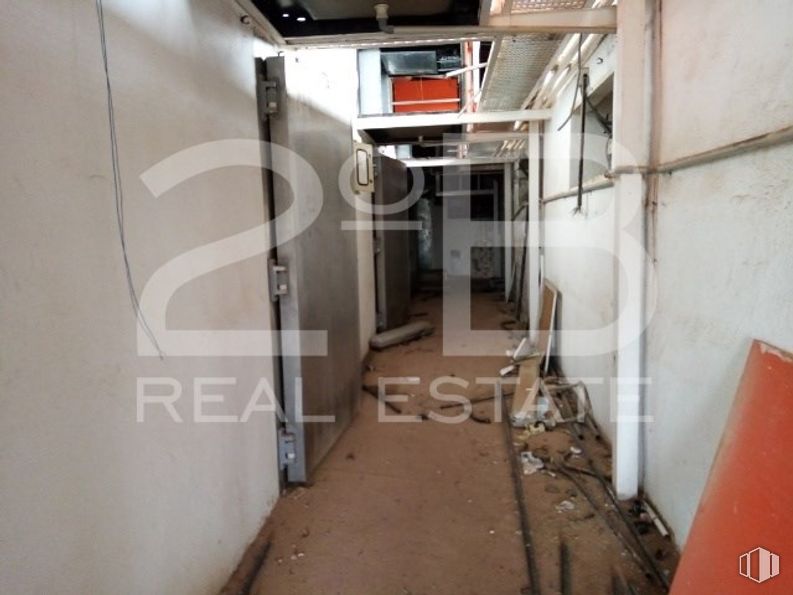 Industrial for sale at Casco urbano, La Puebla de Almoradiel, Toledo, 45840 with door, fixture, building, flooring, house, aluminium, ceiling, composite material, transparency and room around