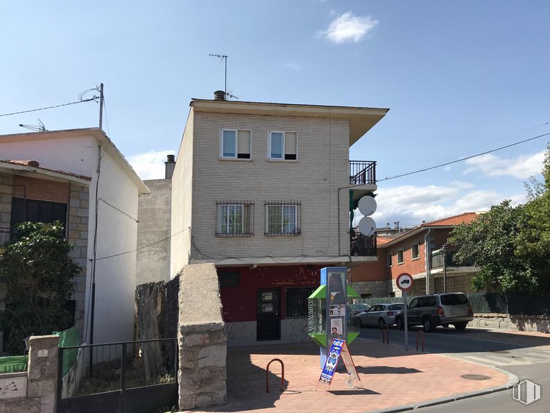 Retail for sale at Travesía Antón, 1, Moralzarzal, Madrid, 28411 with car, sky, cloud, building, window, house, urban design, neighbourhood, residential area and plant around