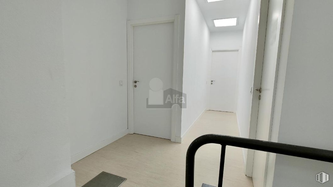 Office for rent at Calle Doctor Esquerdo, Retiro, Madrid, 28009 with door, flooring, floor, interior design, apartment, room, wood flooring, grey, tile flooring and ceiling around