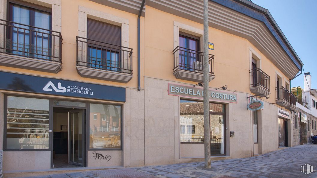 Local en alquiler en Plaza Epifanio Velasco, 1, Torrelodones, Madrid, 28250 con ventana, puerta, edificio, accesorio, fachada, fuente, ciudad, casa, edificio comercial y uso mixto alrededor