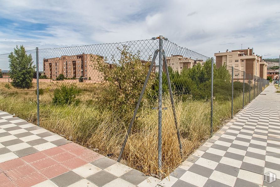 Land for sale at Calle María Luisa Menéndez Calleja, Cuenca, 16003 with building, cloud, sky, plant, road surface, tree, vegetation, urban design, land lot and condominium around