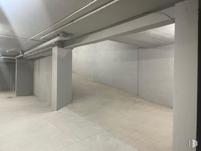 Retail for rent at Calle Níquel, Villaverde, Madrid, 28021 with grey, composite material, flooring, ceiling, concrete, parking, glass, hall, metal and road around