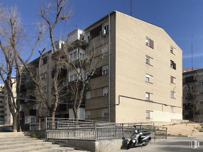 Local en venta en Plaza Platón, Ciudad Lineal, Madrid, 28027 con edificio, motocicleta, cielo, ventana, diseño urbano, condominio, pared, árbol, zona residencial y material compuesto alrededor