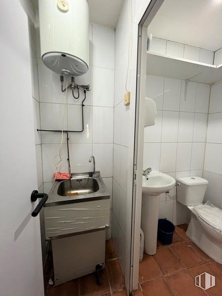 Retail for sale & for rent at Camino Viejo de Leganés, Carabanchel, Madrid, 28025 with sink, toilet, mirror, lighting, fixture, interior design, line, building, bathroom and gas around