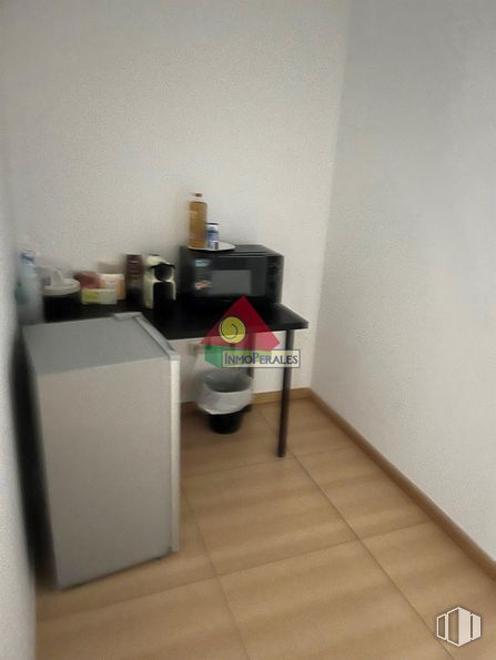 Local en alquiler en C.C Perales del Carmen, Calle Groenlandia, 6, Getafe, Madrid, 28909 con madera, suelos, madera dura, botella, habitación, suelo laminado, estantería, suelos de madera, apartamento y techo alrededor