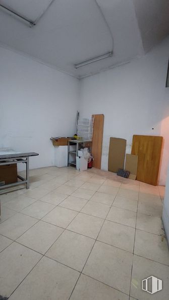 Retail for rent at Calle Arroyo Bueno, Villaverde, Madrid, 28021 with table, desk, wood, building, flooring, interior design, floor, real estate, hardwood and ceiling around