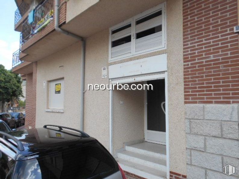 Retail for sale at Zona Centro, Santa María del Tiétar, Ávila, 05429 with car, window, building, automotive lighting, vehicle, motor vehicle, automotive exterior, brickwork, automotive design and neighbourhood around