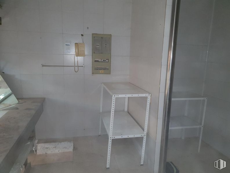 Local en venta en Paseo Val, 16, Alcalá de Henares, Madrid, 28804 con mesa, alumbrado, accesorio, material compuesto, gas, suelos, hormigón, vidrio, madera y metal alrededor