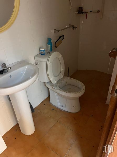 Local en alquiler en Zona Quintana, Ciudad Lineal, Madrid, 28027 con inodoro, fregadero, espejo, asiento del inodoro, cuarto de baño, accesorios de fontanería, suelo, suelos, fontanería y azulejo alrededor