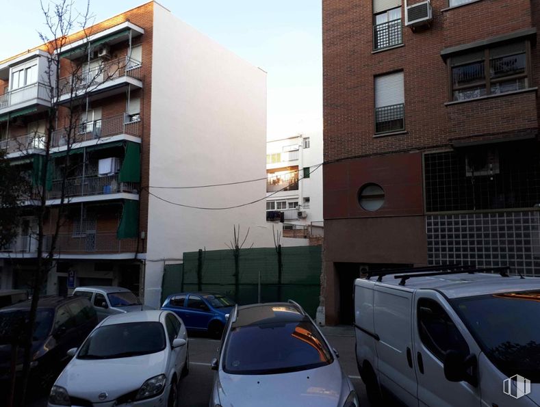 Land for sale at Calle Venancio Martín, Puente de Vallecas, Madrid, 28038 with car, van, window, building, automotive parking light, land vehicle, vehicle, vehicle registration plate, tire and sky around