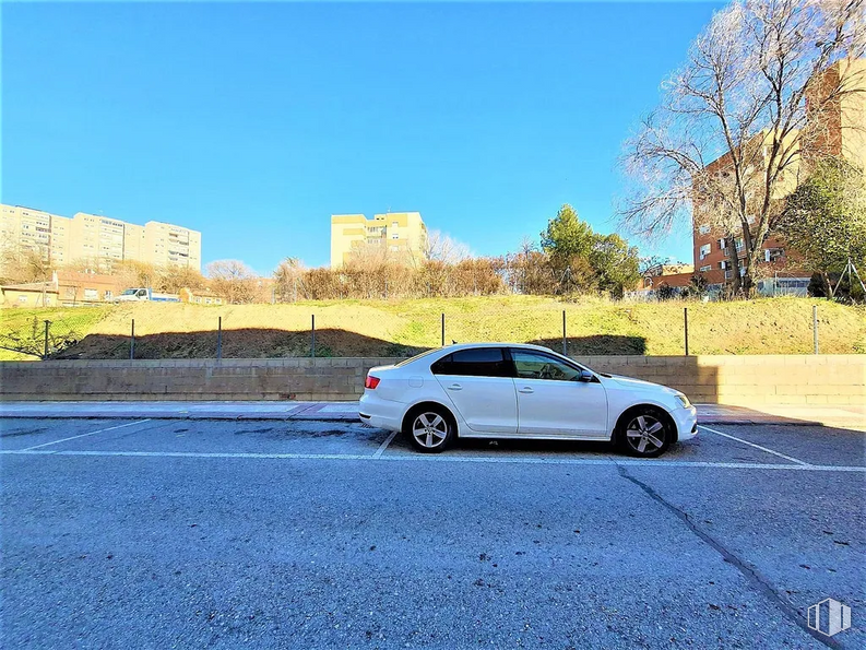 Land for sale at Alamín, Guadalajara, 19005 with car, wheel, tire, vehicle, sky, automotive lighting, automotive tire, motor vehicle, blue and automotive tail & brake light around