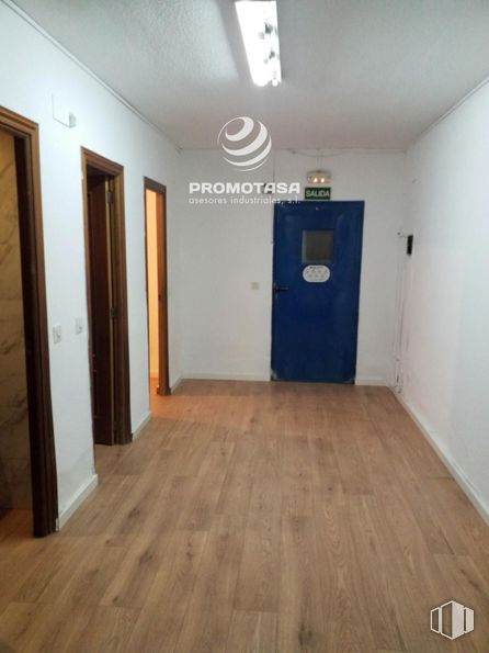 Nave en alquiler en Zona Rivas-Vaciamadrid, Rivas-Vaciamadrid, Madrid, 28529 con puerta, lámpara, accesorio, madera, suelos, hall, suelo, propiedad material, techo y tinte para madera alrededor