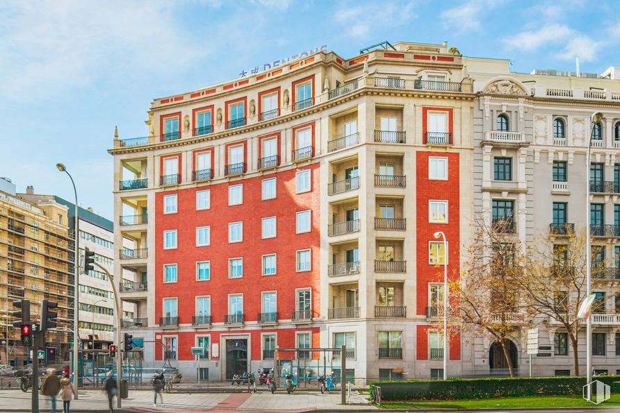 Oficina en alquiler en Edificio Marañón, Paseo Castellana, 53, Chamberí, Madrid, 28046 con edificio, cielo, durante el día, ventana, propiedad, nube, planta, bloque de pisos, condominio y diseño urbano alrededor