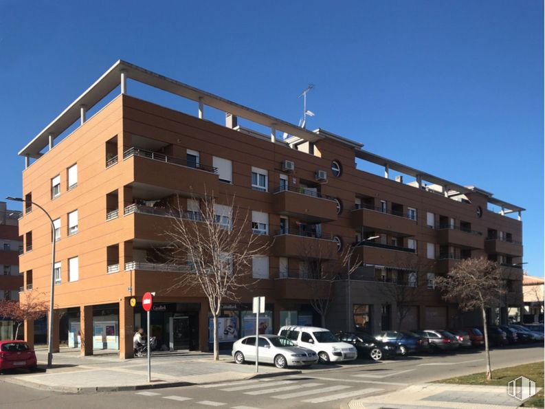 Retail for rent at Calle Federico García Lorca, 1, Azuqueca de Henares, Guadalajara, 19200 with car, building, sky, property, daytime, window, vehicle, wheel, urban design and tree around