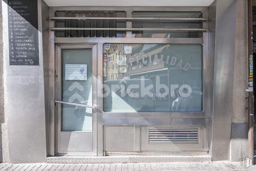 Retail for sale at Paseo Quince de Mayo, 3, Carabanchel, Madrid, 28019 with door, fixture, building, window, font, automotive exterior, gas, vehicle door, facade and glass around