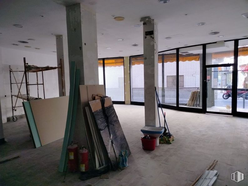 Retail for rent at Calle Pinto, 1, Parla, Madrid, 28980 with plant, fixture, architecture, interior design, floor, flooring, hall, art, glass and ceiling around