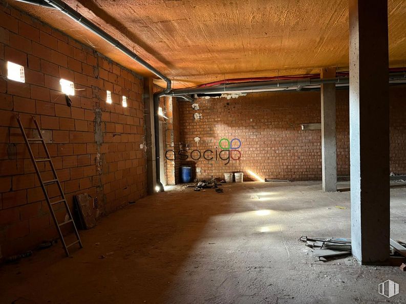 Retail for rent at Plaza Consejo, Guadalajara, 19001 with ladder, floor, wood, flooring, tints and shades, ceiling, brick, room, darkness and building around