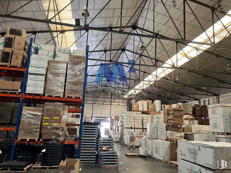 Industrial for sale at Polígono industrial San Fernando, San Fernando de Henares, Madrid, 28830 with person, warehouse, floor, ceiling, composite material, inventory, metal, factory, building material and engineering around