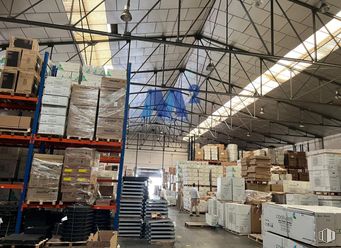 Nave en venta en Polígono industrial San Fernando, San Fernando de Henares, Madrid, 28830 con persona, almacén, suelo, techo, material compuesto, inventario, metal, fábrica, material de construcción y ingeniería alrededor