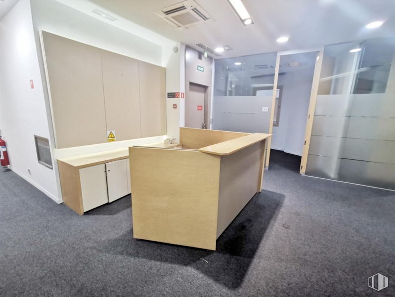 Oficina en alquiler en Calle Alcalá, Salamanca, Madrid, 28014 con ebanistería, escritorio, mueble, madera, escritorio de computadora, accesorio, mesa, suelo, piso, silla y madera dura alrededor