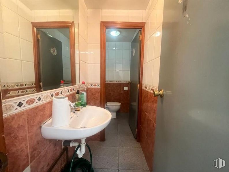 Local en venta en Calle Nazario Calonge, San Fernando de Henares, Madrid, 28830 con fregadero, espejo, accesorios de fontanería, grifo, propiedad, lavabo, edificio, cuarto de baño, interiorismo y suelo alrededor