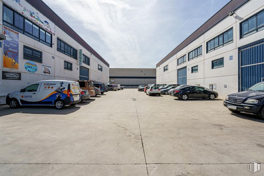 Nave en venta en Polígono Industrial La Garena, Alcalá de Henares, Madrid, 28806 con coche, edificio, camioneta, ventana, luz de estacionamiento, rueda, vehículo terrestre, neumático, cielo y vehículo alrededor