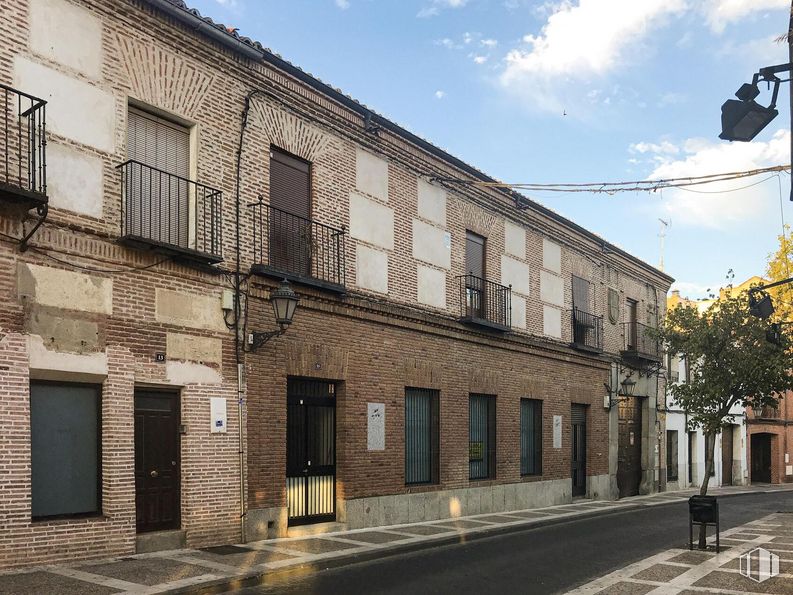 Local en venta en Calle Jacinto González, 13, Navalcarnero, Madrid, 28600 con ventana, edificio, puerta, nube, cielo, superficie de la carretera, diseño urbano, zona residencial, inmobiliario y carretera alrededor