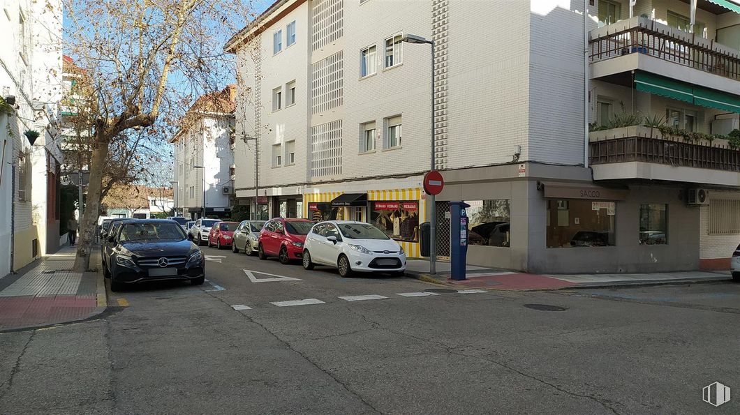 Local en venta en Casco antiguo, Majadahonda, Madrid, 28220 con coche, edificio, exterior del automóvil, barrio, luz de estacionamiento, iluminación del automóvil, calle, coche familiar, luces traseras y de freno y apartamento alrededor