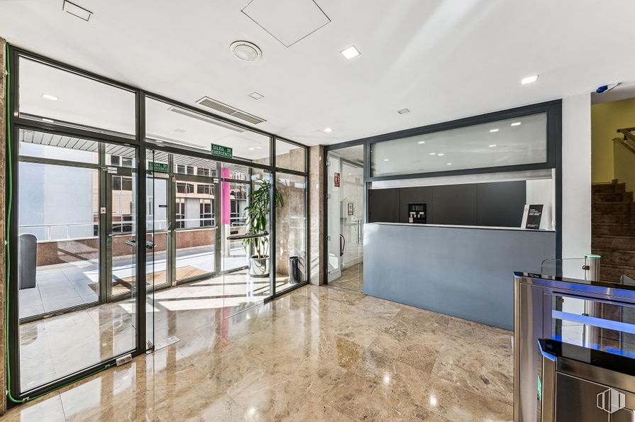 Office for rent at Calle Orduña, 2, Fuencarral - El Pardo, Madrid, 28034 with window, building, interior design, door, architecture, fixture, flooring, floor, cabinetry and plant around