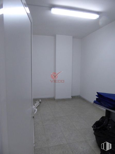 Retail for sale & for rent at Calle Hermanos Becerril, Cuenca, 16004 with luggage & bags, lighting, property, building, interior design, fixture, floor, flooring, automotive design and wood around