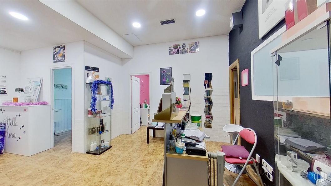 Retail for rent at C. C. El Val, Calle Valladolid, 2, Alcalá de Henares, Madrid, 28804 with chair, interior design, table, flooring, floor, real estate, ceiling, desk, living room and building around