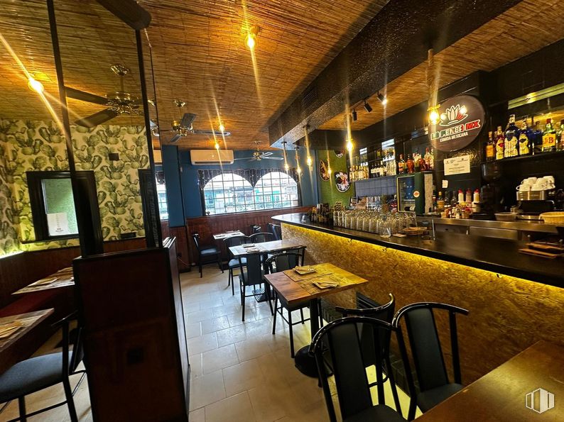 Local en venta en Calle Ruperto Chapí, 8, Alcobendas, Madrid, 28100 con silla, mesa, interiorismo, bar, restaurante, barware, lámpara, techo, pub y establecimiento de bebidas alrededor