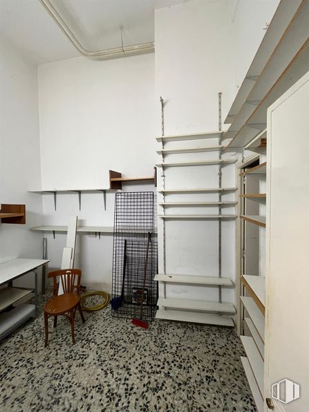 Local en alquiler en Zona Antonio Machado, Moncloa - Aravaca, Madrid, 28035 con silla, mueble, estantería, edificio, ebanistería, estante, estantería, madera, interiorismo y suelos alrededor