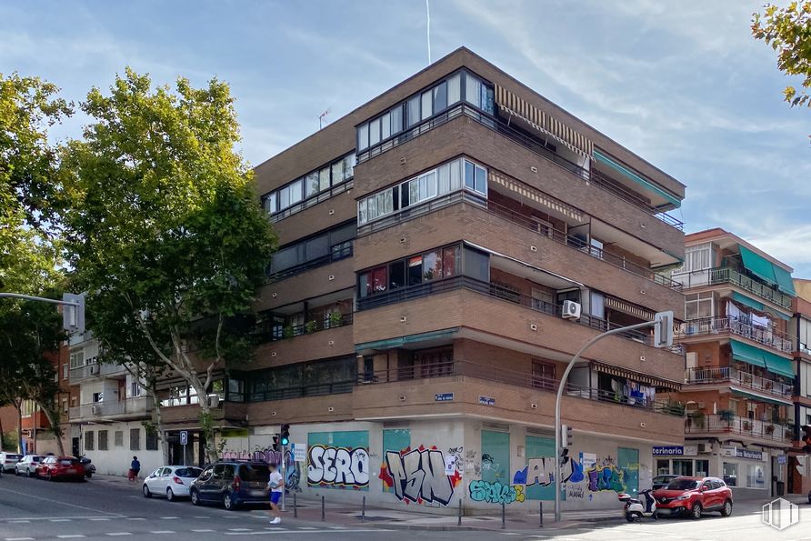 Retail for sale & for rent at Calle Canal de Bósforo, San Blas - Canillejas, Madrid, 28022 with building, car, sky, wheel, daytime, property, tire, cloud, window and vehicle around