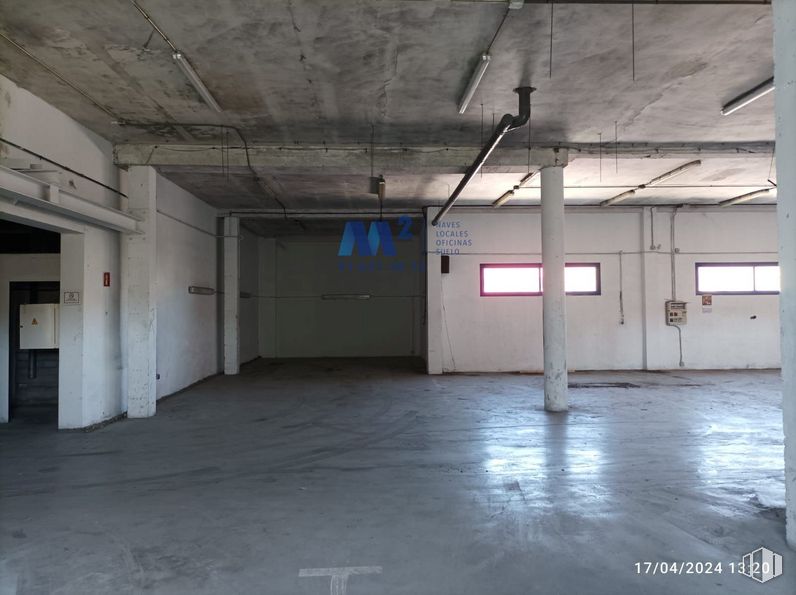 Industrial for sale at Zona Villaverde, Villaverde, Madrid, 28021 with window, building, hall, flooring, fixture, ceiling, parking, tints and shades, door and concrete around