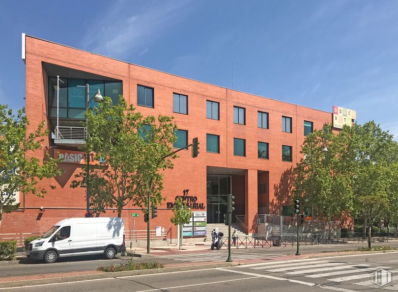 Oficina en alquiler en Centro Comercial Dolce Vita Gran Manzana, Avenida España, 17, Alcobendas, Madrid, 28100 con edificio, ventana, furgoneta, propiedad, cielo, planta, árbol, vehículo, diseño urbano, vecindario y accesorio alrededor