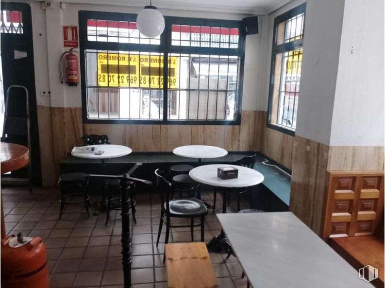 Retail for sale & for rent at Calle Colón, Cuenca, 16002 with window, light fixture, lighting, chair, table top, table, furniture, interior design, wood and fixture around