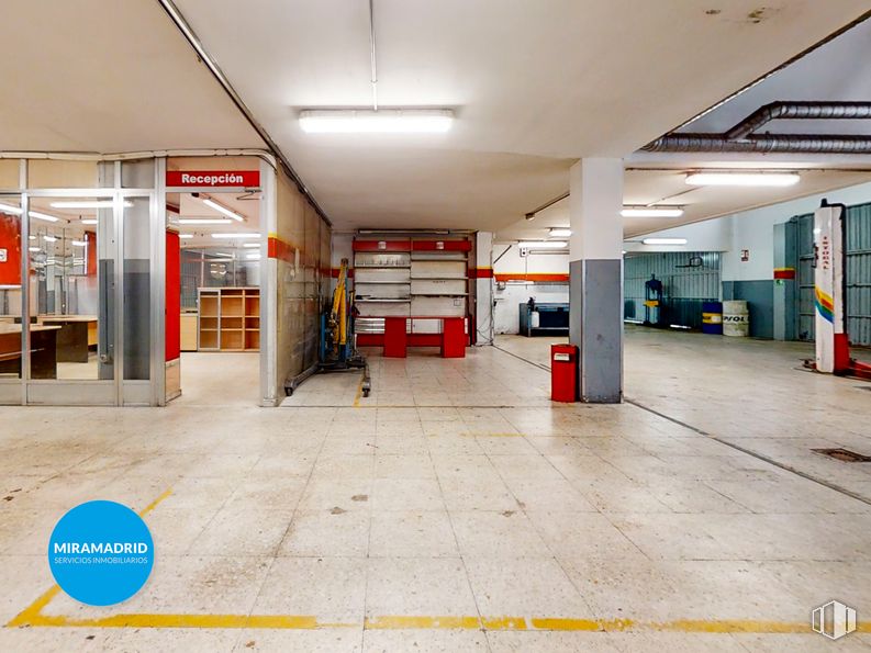 Industrial for sale at Calle Alfalfa, Tetuán, Madrid, 28029 with light fixture, lighting, floor, composite material, ceiling, machine, concrete, parking, parking lot and steel around