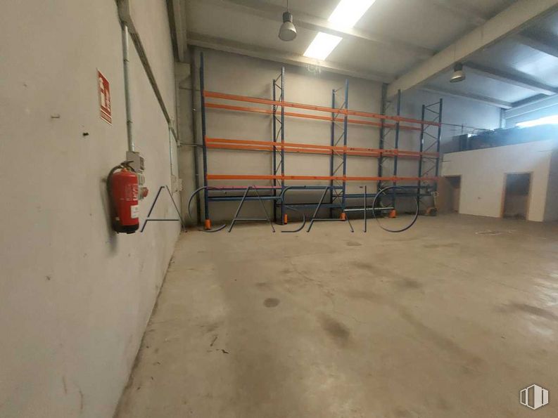 Nave en venta en Zona industrial El Viso de San Juan, El Viso de San Juan, Toledo, 45215 con mueble, edificio, madera, casa, cableado eléctrico, suelo, suelos, gas, puerta y escalera alrededor