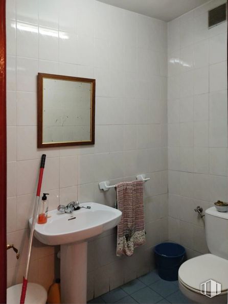 Local en venta en Travesía Almofala, Toledo, 45003 con marco, inodoro, fregadero, espejo, propiedad, accesorio de fontanería, lavabo de baño, baño, edificio y grifo alrededor