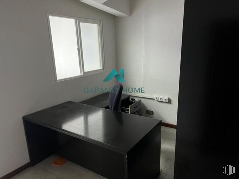 Retail for rent at Zona Puerta del Angel, La Latina, Madrid, 28011 with window, desk, table, building, property, fixture, house, sink, flooring and floor around