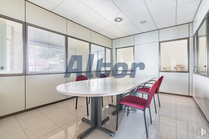 Local en venta en Calle Rocinante, Fuencarral - El Pardo, Madrid, 28034 con silla, persiana de la ventana, ventana, mesa, edificio, mueble, propiedad, interiorismo, sombra y accesorio alrededor